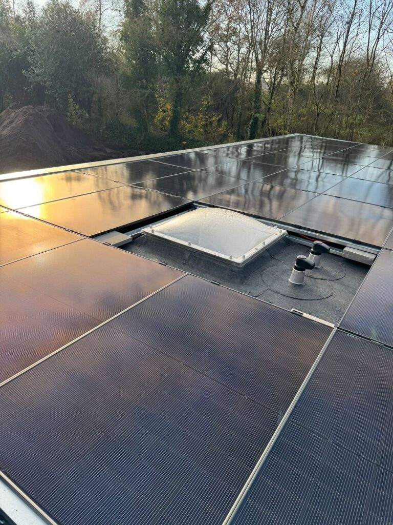 Zon, batterij en laadpaal – Exloo – 52 Hyundai-zonnepanelen op het dak