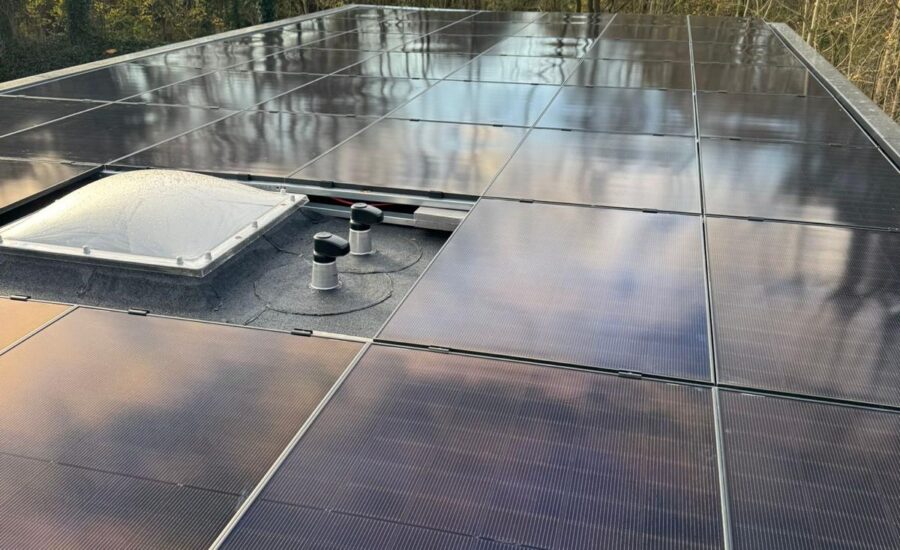 Zonnepanelen op plat dak in Exloo bij zonsondergang – Gebar GO