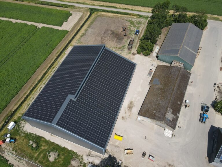 Project Van Es Nederpelt in Middelharnis met zonnepanelen en batterijopslag
