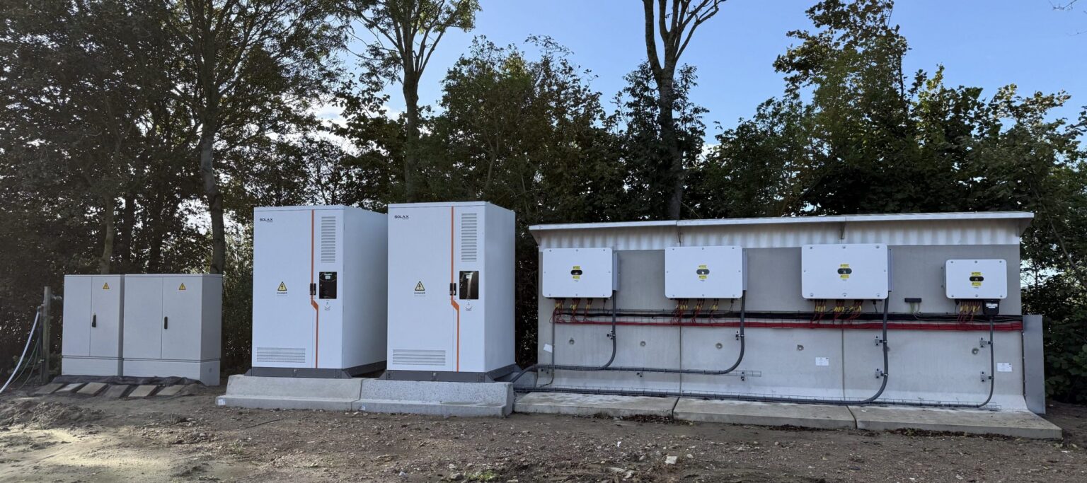 Batterijopslag (BESS) en omvormers bij Van Es Nederpelt in Middelharnis, geïnstalleerd door Gebar GO