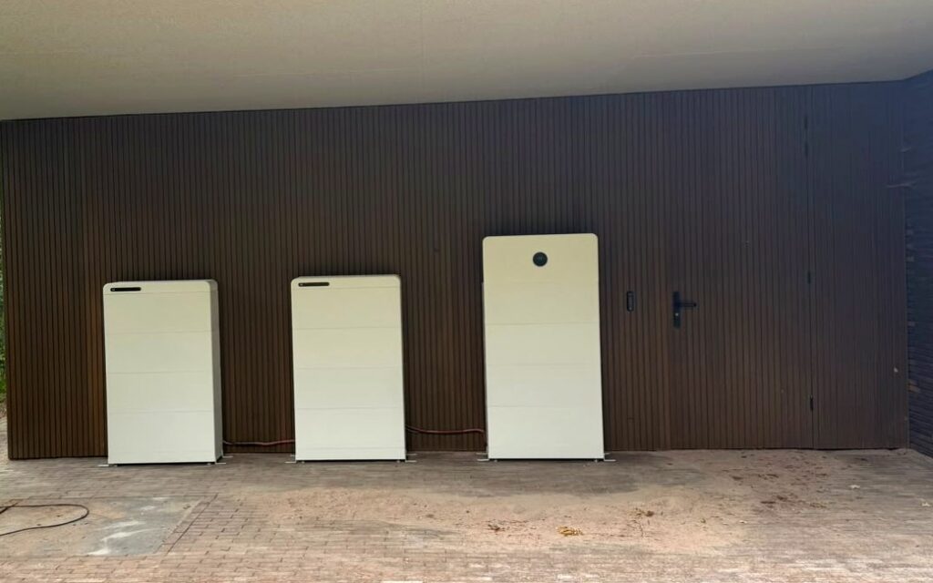 GoodWe ESA-thuisbatterij onder een carport, geïnstalleerd door Gebar GO