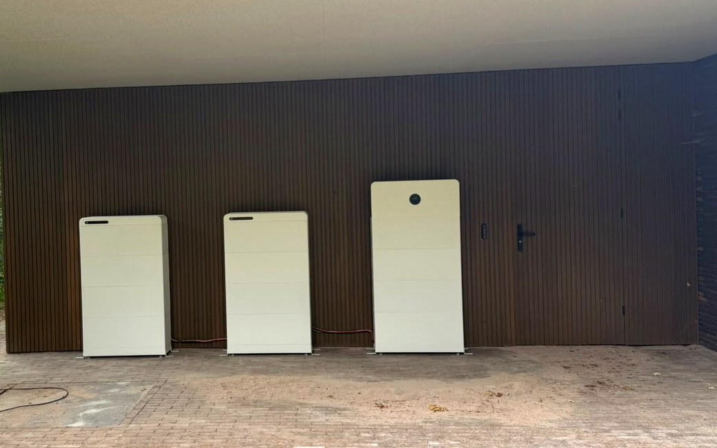 GoodWe ESA thuisbatterij met omvormer onder een carport, geïnstalleerd door Gebar GO
