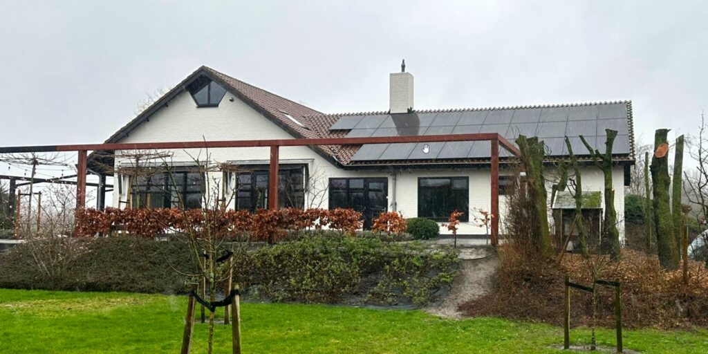 Woning met zonnepanelen op het dak, geïnstalleerd door Gebar GO
