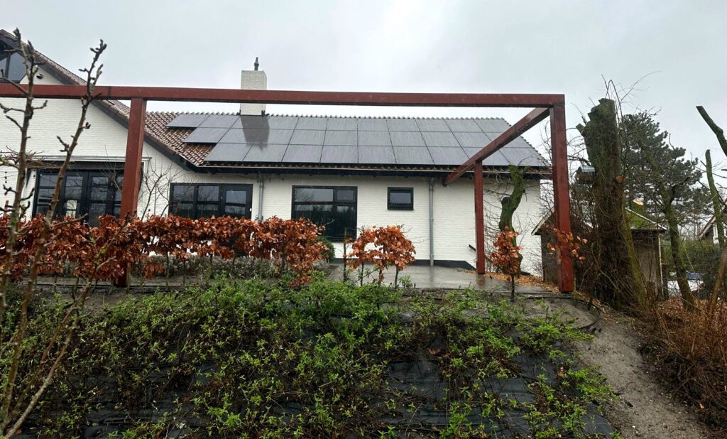 Zonnepanelen op het dak van een woning, geïnstalleerd door Gebar GO