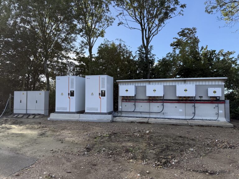 Batterijopslag van 2 × 261 kWh bij Van Es Nederpelt in Middelharnis
