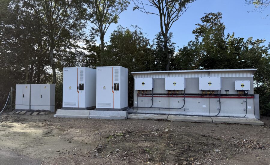 Batterijopslag met omvormers bij Van Es Nederpelt in Middelharnis, geïnstalleerd door Gebar GO