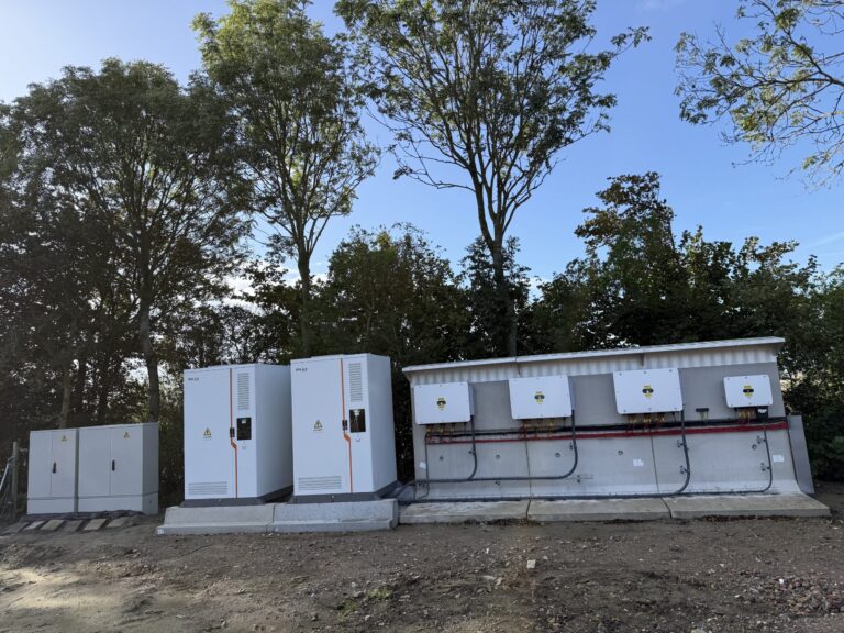 Batterijopslag en omvormers bij Van Es Nederpelt in Middelharnis